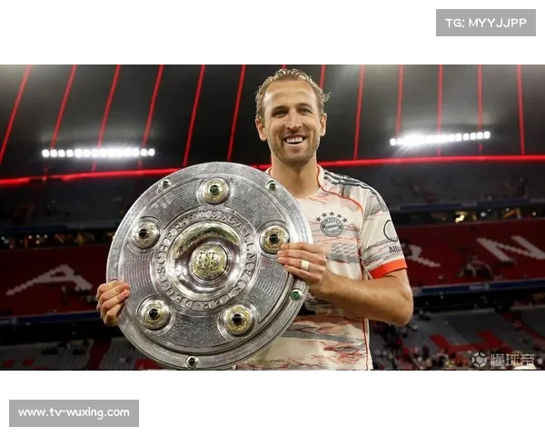 小球迷场下模仿凯恩庆祝动作，德甲赛场传承温馨瞬间